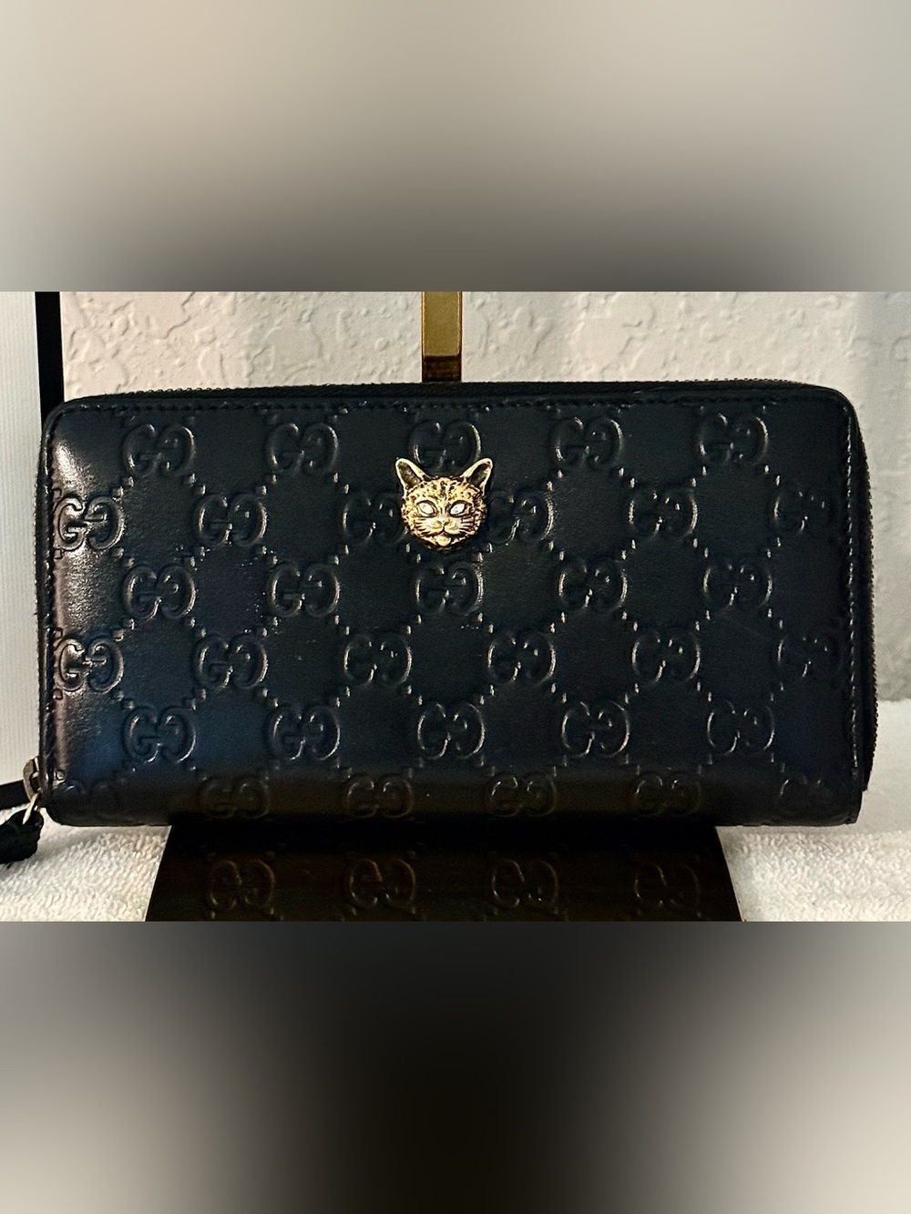 Captivating Gucci Signature Cat Head Zip-Around Wallet